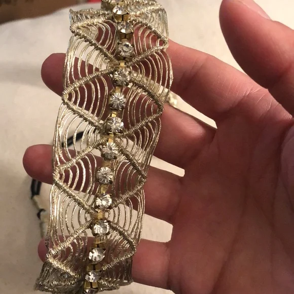 💎 Amazing jeweled headband. Amazing gold wire detail for ultimate Queen vibes. - Picture 12 of 16